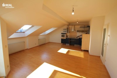 Dachgeschoss, 3 Zimmer, Terrasse, Einbauküche