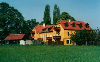 Reihenhaus - Idyllische 3-Zi.-Wohnung mit Terrasse+Balkon