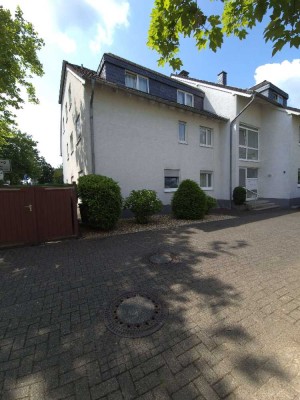4 Zimmer EG-Wohnung mit Terrasse in Refrather Top Lage