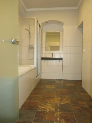 Schicke 2-Zi-Wohnung in zentraler Lage! Bad mit Wanne + Dusche!