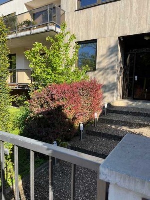 4-Zimmer-Hochparterre-Wohnung, 2 Balkone/EBK/Schwimmbad in Ffm/Diplomatenviertel