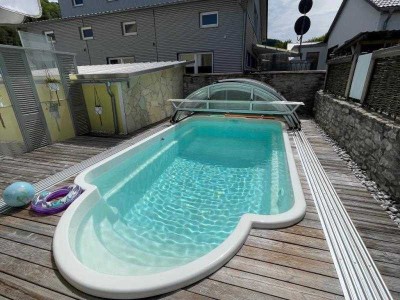 Ihre Wohlfühloase! Stattliches Zweifamilien-Doppelhaus mit Pool & Sauna!