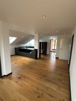 Moderne Dachgeschosswohnung mit 3 Zimmern, großem Wohnbereich und zwei XXL-Balkonen