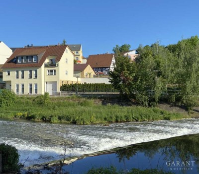 Gepflegtes Mehrfamilienhaus mit Terrasse und ebenerdigem Bungalow sowie einer Garage