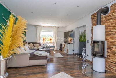 Modernes Einfamilienhaus mit Einliegerwohnung, Doppelgarage, Terrasse und zwei Balkonen