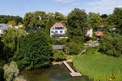 Mit Seeblick! Einbauküche, Fußbodenheizung, zwei Bäder, Kamin, Dachterrasse: Top-Wohnung in Wandlitz
