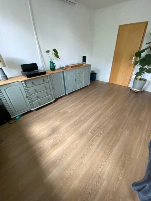**2erWG-GEEINGNET-Gepflegte Wohnung mit Laminat, Wohnküche, tageslicht Duschbad & Balkon***