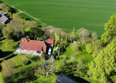 Ostseenähe: Bauernhaus mit großem Grundstück und Bauland