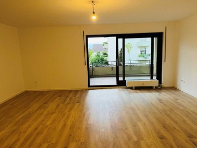 Gepflegte 2,5-Zimmer-Wohnung mit EBK, Leonberg am alten Golfplatz und zwei Tiefgaragenstellplätzen