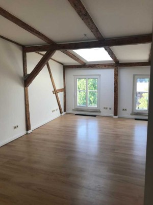 Moderne 2 Zimmer DG-Wohnung mit Balkon und Einbauküche