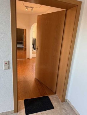 Helle, voll möblierte 2-Zimmer-Dachgeschosswohnung mit Balkon, Klimaanlage und Stellplatz