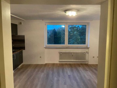 Komplett saniertes Apartment in zentraler Lage mit Blick ins Grüne