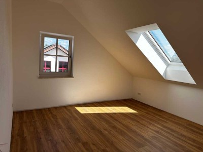 Moderne Dachgeschosswohnung mit Smart-Home-Features in 82319 Perchting.