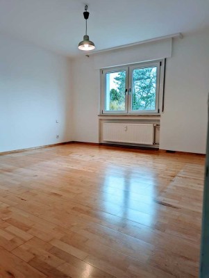 Sanierte & gehobene 3-Zimmer-Wohnung mit Balkon vor den Toren Frankfurts- Solar und Vollwärmeschutz