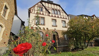 Großzügiges Fachwerkhaus mit Garten in direkter Mosellage in Zell-Merl
