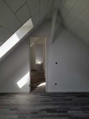 Erstbezug nach Sanierung: Ansprechende 3,5-Raum-Dachgeschosswohnung in Oberhausen