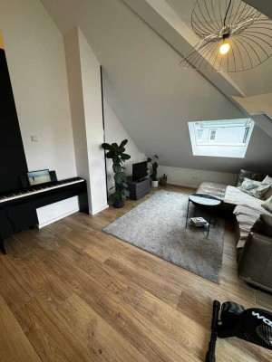 Exklusive 2-Zimmer-DG-Wohnung mit gehobener Innenausstattung mit Balkon und Einbauküche in Puchheim
