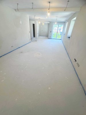 Erstbezug nach Kernsanierung - Helle und großzügige 3-Zimmer-Wohnung mit Balkon