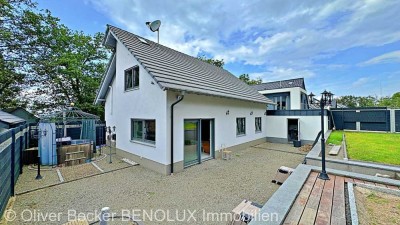 Ein Haus mit 7 Zimmer, Garage und nicht weniger als 4 PKW Stellplätzen.