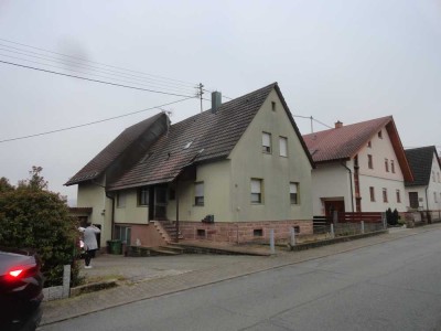 Preiswertes 7-Zimmer-Zweifamilienhaus in Karlsbad-Ittersbach Karlsbad