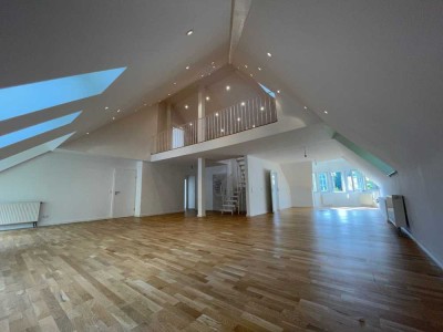 4-Zimmer-Maisonette-Wohnung auf zwei Etagen, 6 Meter hohe Decke und tollem Blick ins Grüne