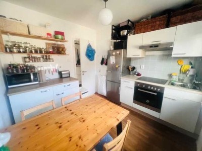 ***NETTE MIETER GESUCHT - GEMÜTLICHE 2 ZIMMER WOHNUNG MIT EINBAUKÜCHE UND BALKON***