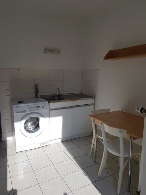 kleine Wohnung mit Küche und schönem Hof!