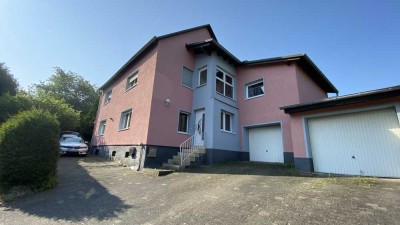 Zweifamilienhaus mit großem Garten in Ortsrandlage.
