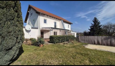 Doppelhaushälfte in Krauschwitz mit Garage, Gäste-WC und Garten