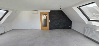 Neu modernisierte 3.5 Zi. Dachgeschosswohnung mit Balkon, Klima, neuer Einbauküche, Garage