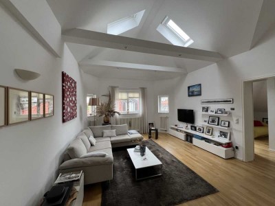 3-Zimmer Dachgeschosswohnung in Schwabing mit Loggia ins Grüne