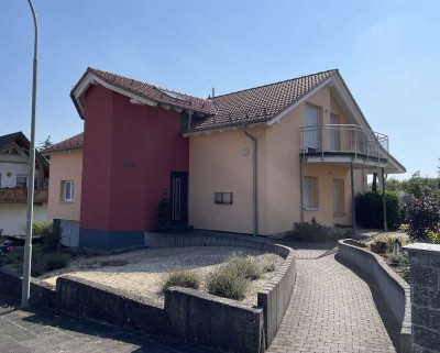 Moderne, sonnige 3 Zimmer-Wohnung mit Balkon und Garage