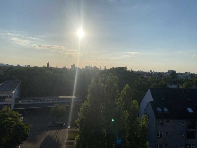 Geschmackvolle, vollst. renovierte 3-Zimmer-Wohnung mit geh. Innenausstattung mit Balkon und EBK
