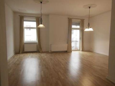 Schöne Altbauwohnung mit Balkon und Terrasse - Einbauküche