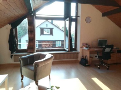 2 Zimmer-Dach-Atelier-Wohnung, möbliert, offene EBK, ruhige Wohnlage
