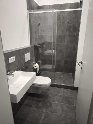 Von privat: Neu renovierte 2,5-Zi.-Wohnung mit Terrasse und Einbauküche in Mainz Neustadt