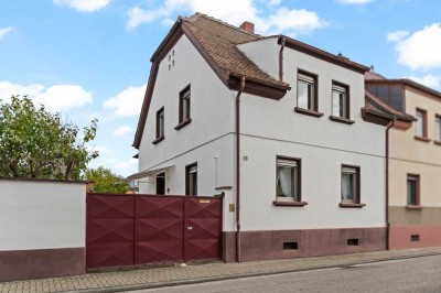 Familienglück in ruhiger Seitenstraße mit Garage. Als Ein- oder Zweifamilienhaus nutzbar!