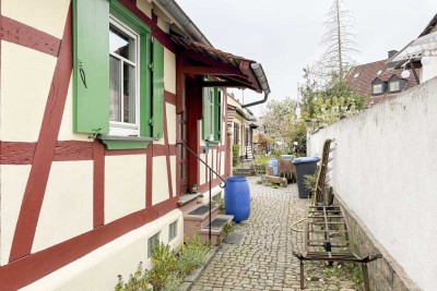 Neu-Isenburg: Gemütliches Fachwerkhaus mit 1 Zimmer, Kü & Bad für Single