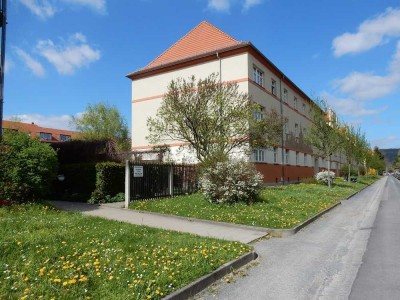 Schick sanierte 2-Zimmer-Wohnung mit Wohnküche und Abstellkammer.