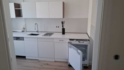 Helle, perfekt geschnittene 2-Zimmer-Altbauwohnung mit Einbauküche in top gepflegtem Haus
