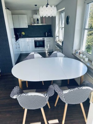 Exklusive, vollständig renovierte 2,5-Zimmer-DG-Wohnung mit EBK in Salem