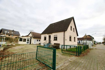 Vettweiß- Gladbach, renovierungsbedürftiges Einfamilienhaus, großes Nebengebäude , Garage, Garten