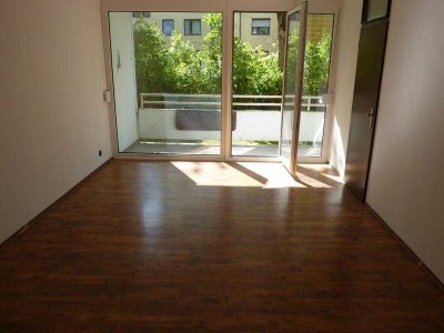 Helle und schön geschnittene, ruhige 1-Zimmer-Wohnung  ca. 30 m² mit großem Südbalkon St. Veit-Str