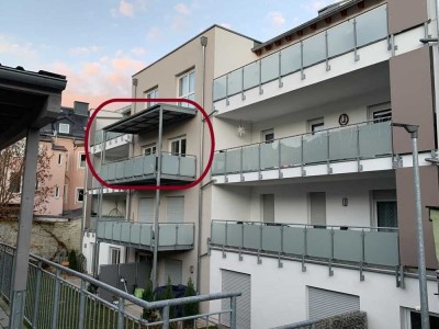 Exklusives Wohnflair: Modernes 2-Zimmer-Apartment (2. OG, ca. 59 m²) - großer Balkon - EBK - Carport