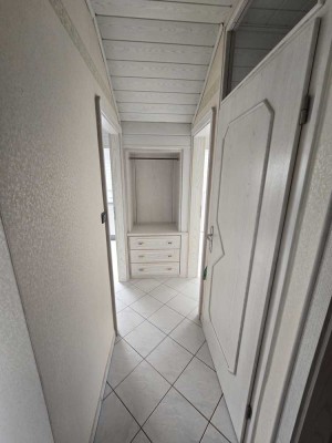 Helle, schön geschnittene 3-Zimmer Dachgeschosswohnung mit Balkon in Neuhof