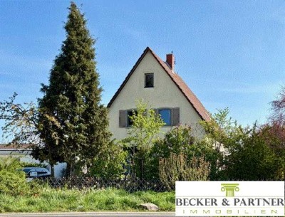 KA aufgepasst! Gemütliches Einfamilienhaus mit Pergola, großem Garten, Garage ca. 800m² Grundstück..