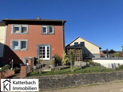 Modernisierte Doppelhaushälfte mit großer Doppelgarage in Wohlenhausen
