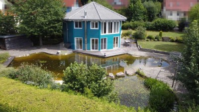 Wohnen am See – einzigartiges Einfamilienhaus in Achteckform mit Natur-Schwimmteich und ganz viel Le