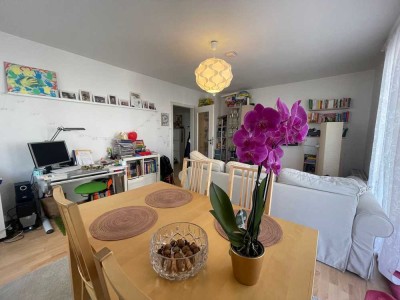 Erdgeschoßwohnung mit Balkon und kl. Terrasse. Stellplatz vor der Wohnung und einen TG Platz.