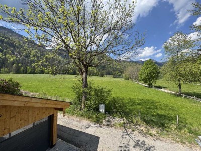 Teilerneuerte Süd-West-Haushälfte mit Doppelgarage in stiller Randlage